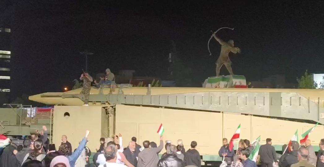 这就是最后的动员了！

伊朗昨晚在德黑兰进行了导弹巡游，革命卫队把真导弹拉到了市