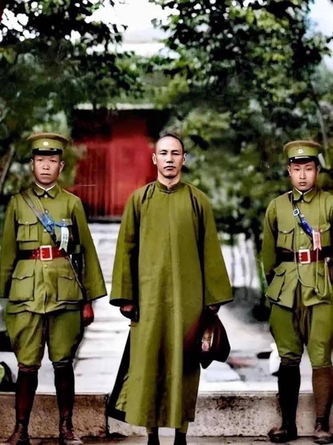 北伐时期的合影，站在老蒋左右的将领大家认识不？编者表示认不出是谁！将帅合照 老照