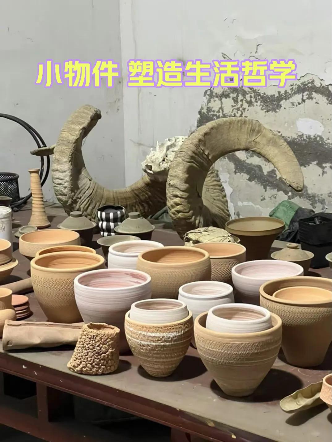 一走进陶艺馆，就能感受到浓厚的艺术氛围🎭。架子上摆满了各种各样的陶艺作品，从精