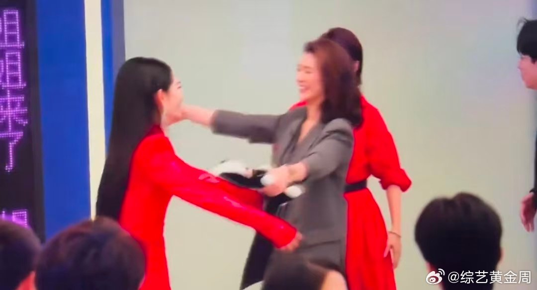 谢娜一直不停地拉着袁咏仪说话乘风初见面直播乘风2026 谢娜真的好会照顾人，一直