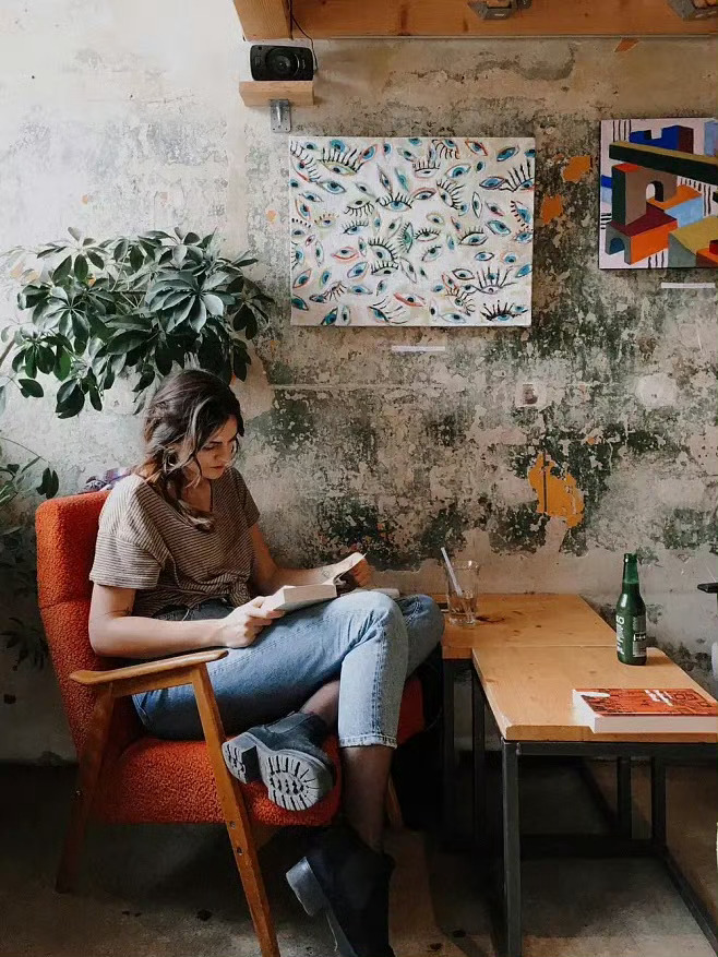 这个社会就是这样的，对值得期待的年轻人，他们会忧心忡忡地说“你都二十四岁了”，而