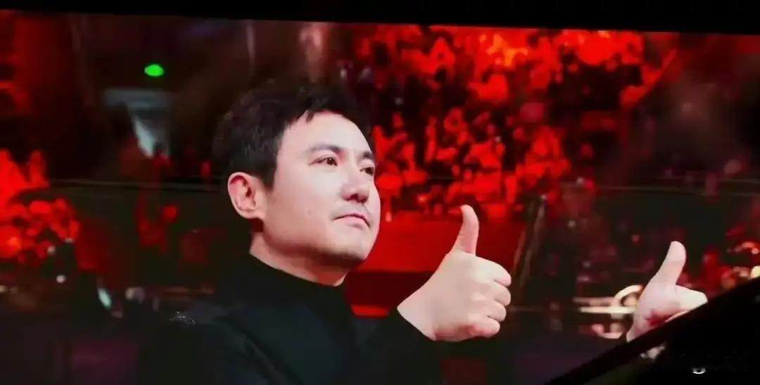 肖战第三次把微博KING奖杯抱回家，颁奖礼现场他一身黑西装，灯光一打像从漫画里走