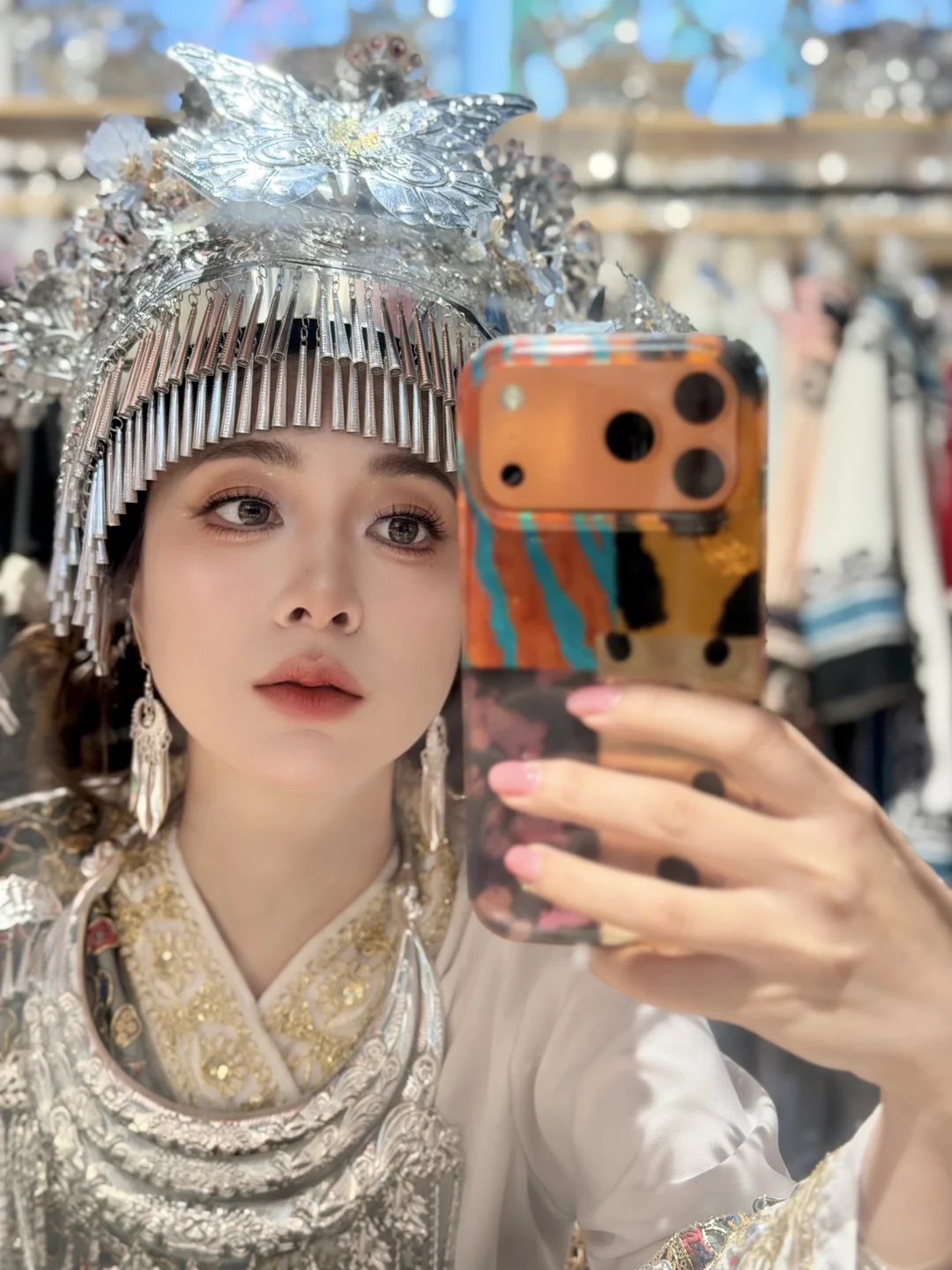 苗疆少女 银铃作响入潭水 白银发冠钗摇晃