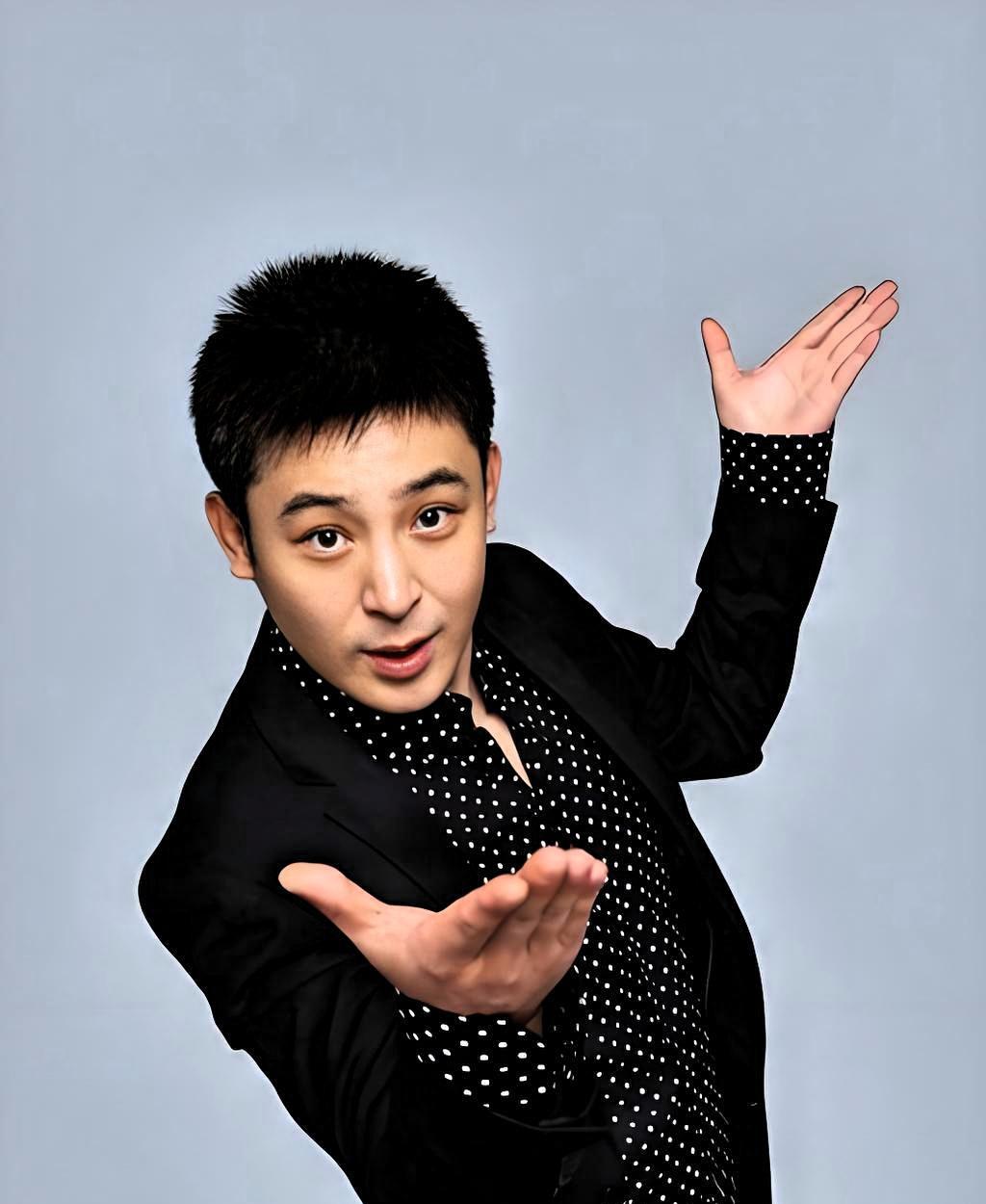 孙涛在直播里那句“我骄傲”，直接把闫学晶母子的道歉给怼了回去。
这哪是骄傲，分明