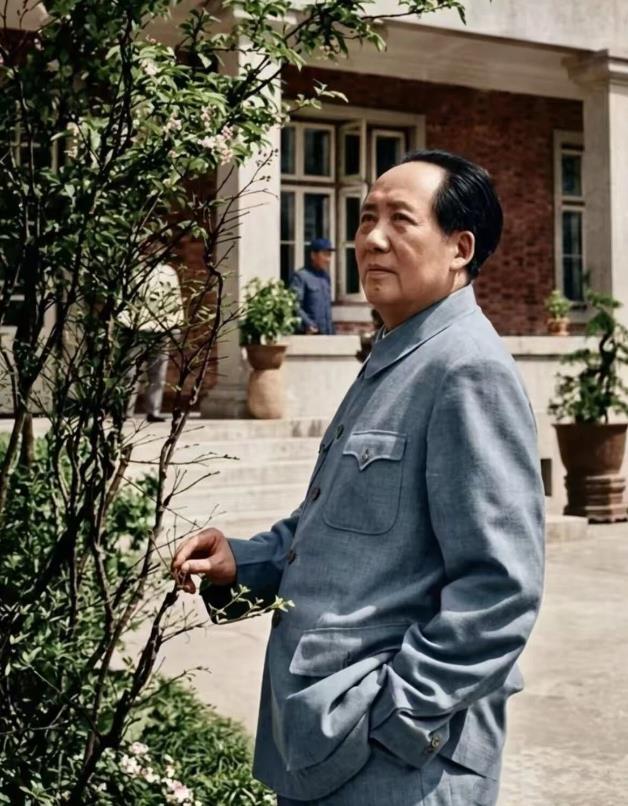 伟人离开我们整整50年了，时间是一位老师，时间是照亮光明的一面镜子。时间不会骗人