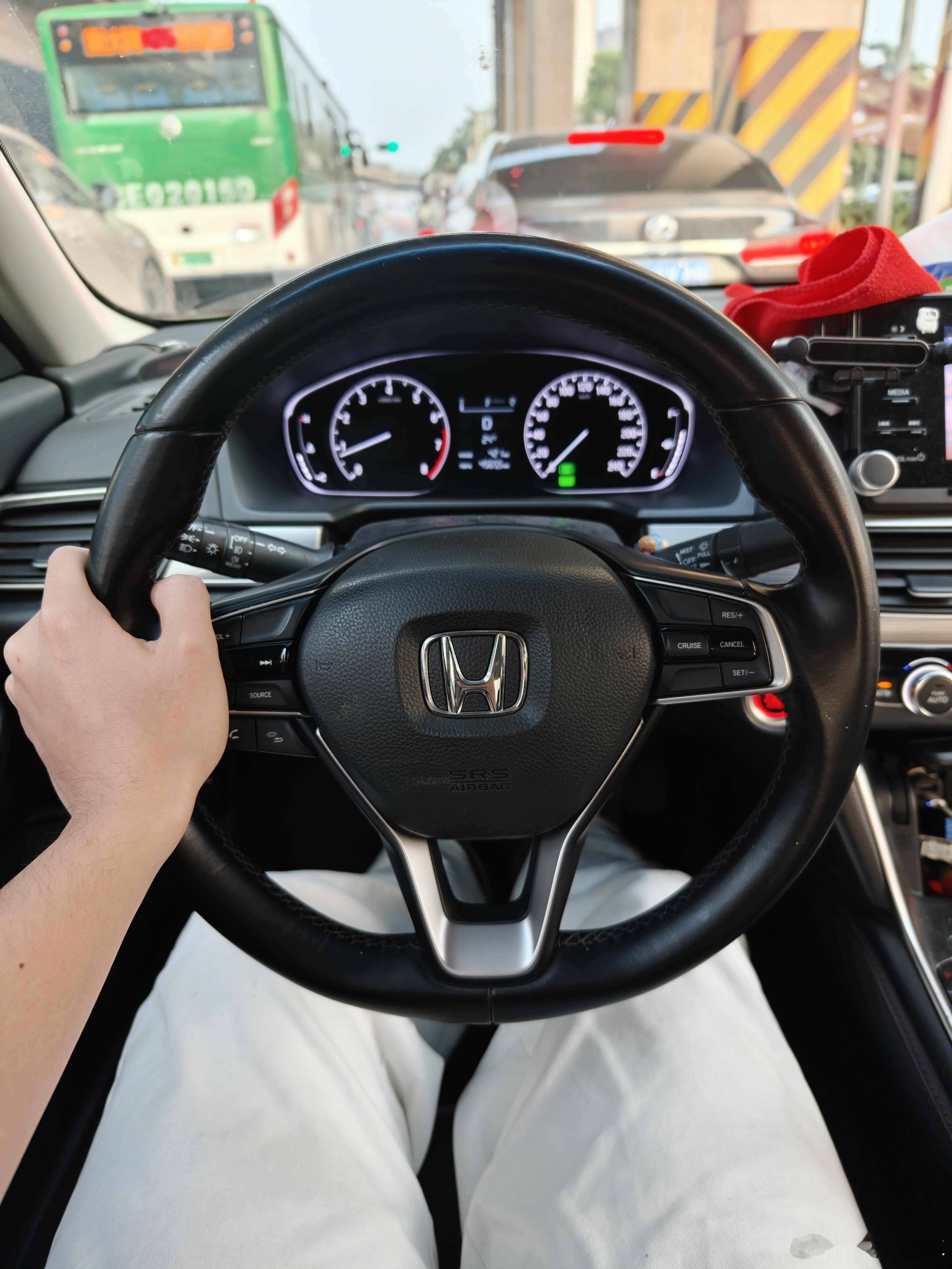 开多了fl4再开朋友的10代雅阁汽油版，表示真的有点难受。转向松松垮垮的，底盘也