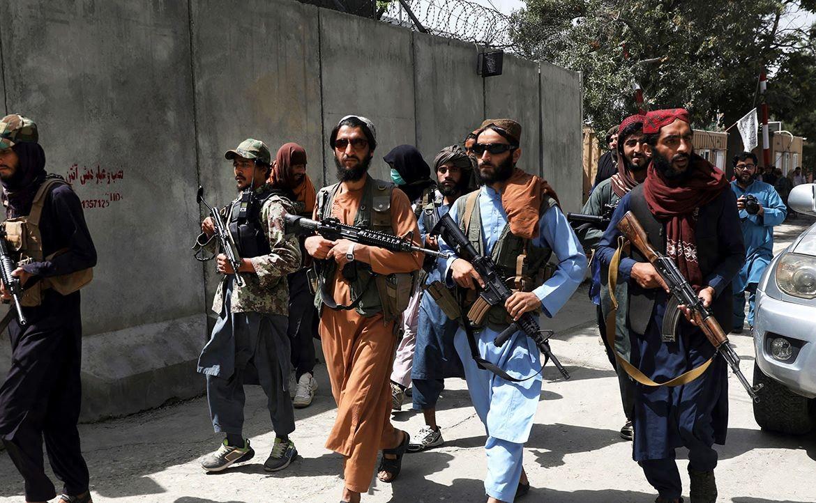 冲突爆发后，双方不仅在边境展开对峙，还出现了人员伤亡，局势随时可能进一步升级，一