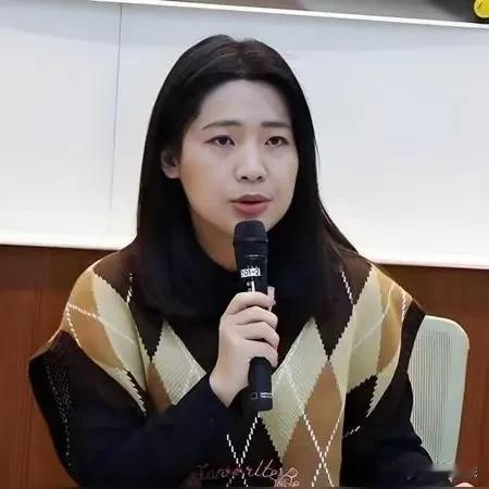 郑丽文这回是真火了，直接点名徐巧芯：断章取义，越俎代庖。

事情起因是竹北蓝白合