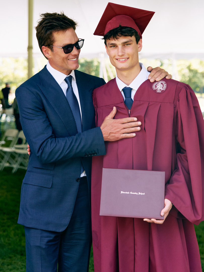 汤姆·布拉迪分享 大儿子 Jack高中毕业🎓，全家人到场祝贺，弟弟妹妹也去了。