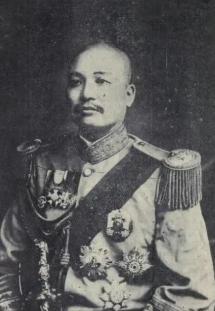 战场上从不缺冲锋陷阵的勇士，但既能预判危机、又能对自己极致硬核的将军，却十分少见