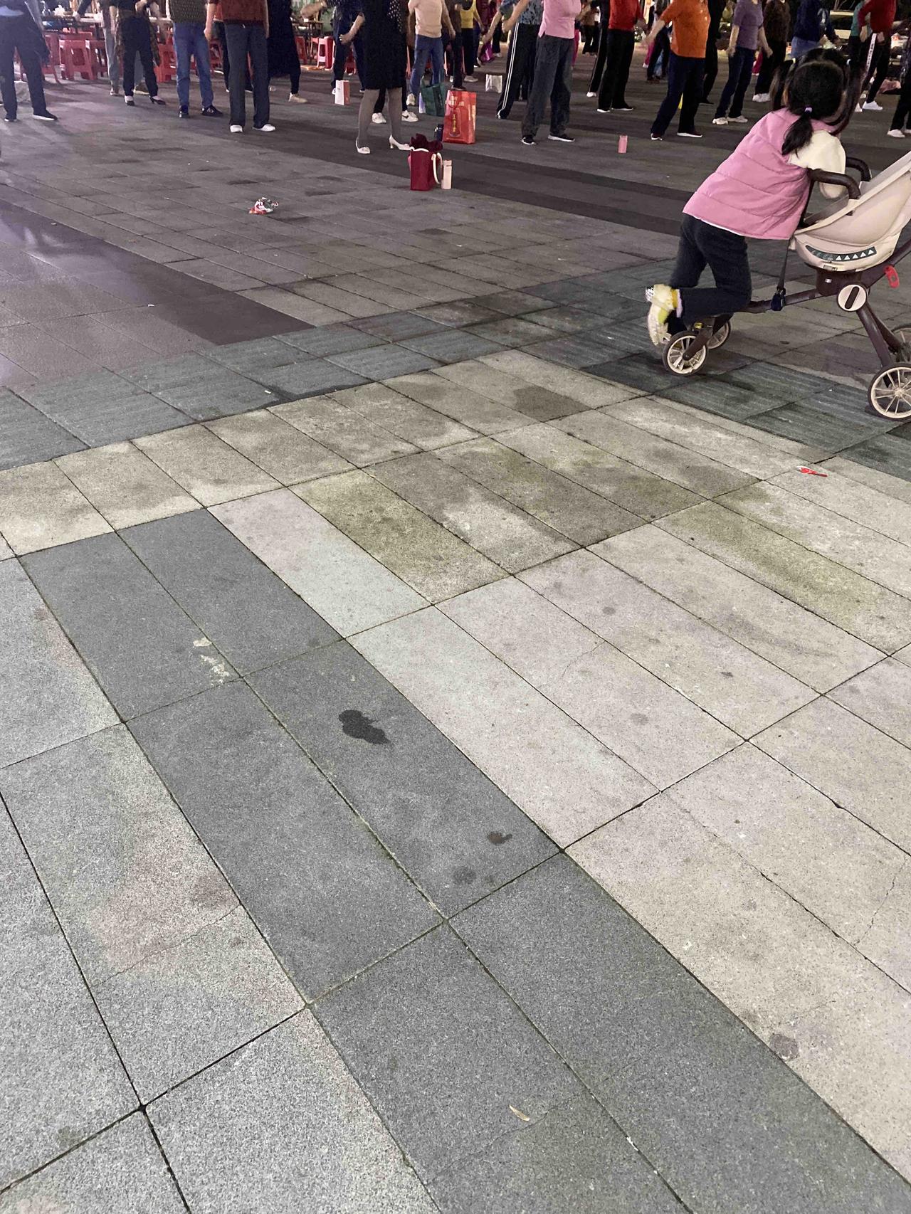 告诉你一个秘密！
人可以不要孩子，不要老婆，不要家人，但一定要有自己的社交圈子。