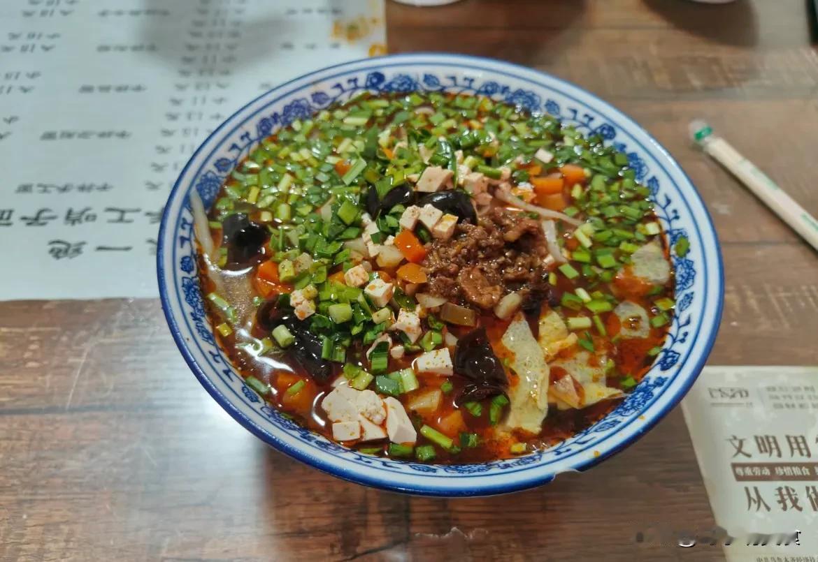  这是一家藏在火车西站附近一个小巷子的馆子，从2008年吃到现在的陕西臊子面，上