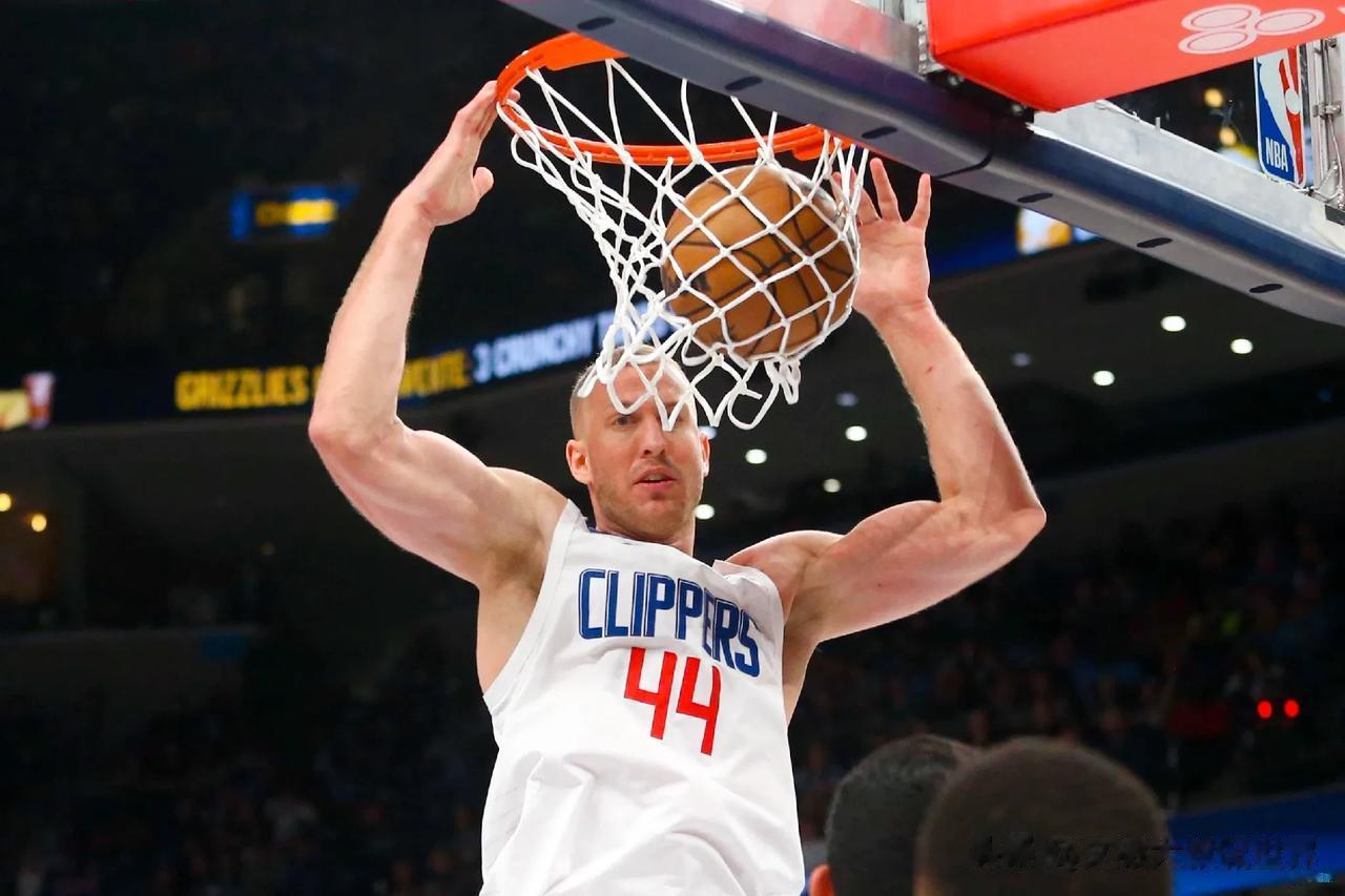 北京时间7月4日NBA快船队宣布与中锋球员普拉姆利达成1年500万美元的短期续约