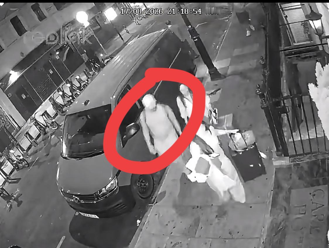 两个中国女留学生英国街头遭遇小偷前后夹击被偷走手提包，看了小偷的作案全程，只能说