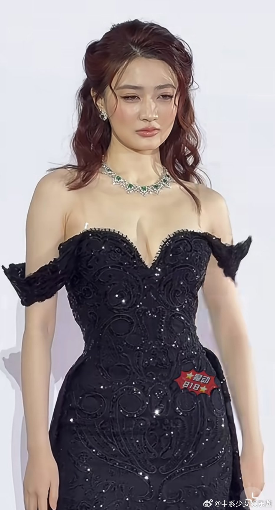 徐璐最新活动，看起来不太开心啊，嘴唇也怪怪的 