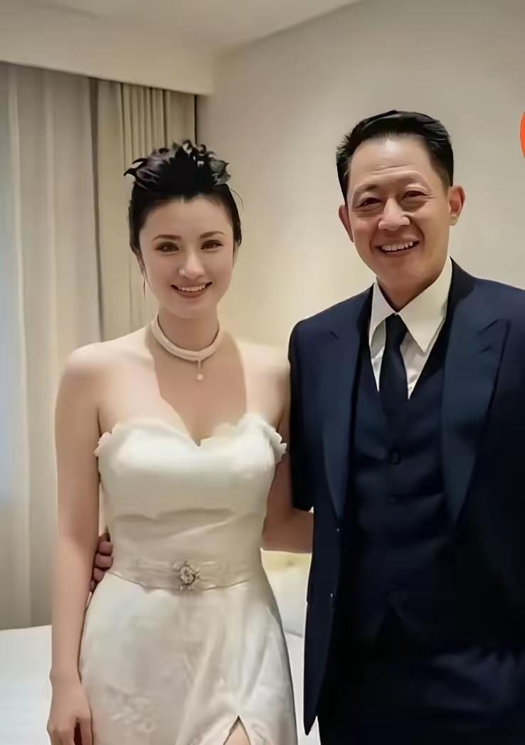 2008年，女富婆陈坚红迷上了王志文，她抛出一个无法拒绝的条件，“我五亿身家，年