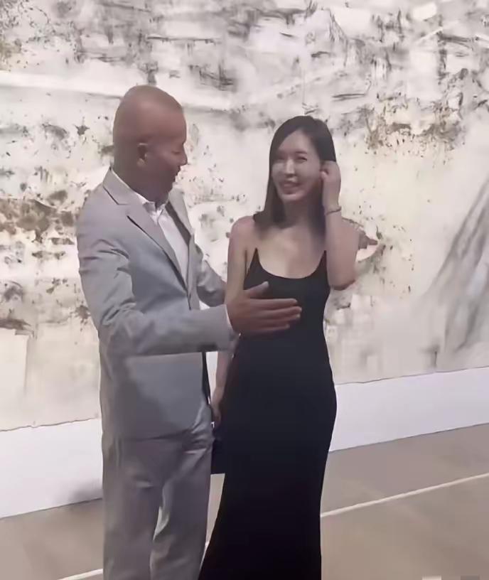 为什么王石从不阻止田朴珺？
因为真正的掌控，在镜头拍不到的地方。
她的旗袍开叉到