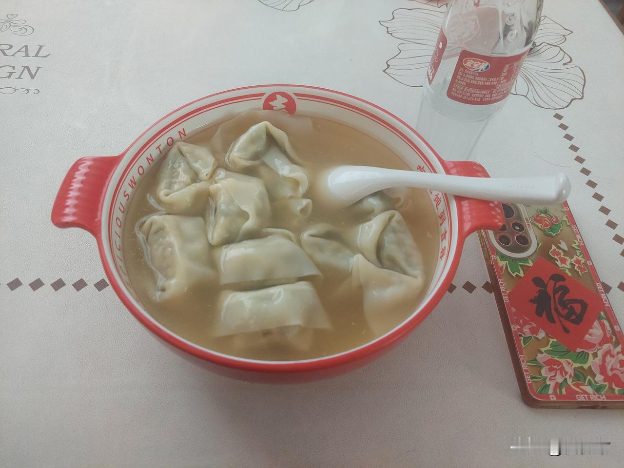 很久没吃吉祥馄饨了。

上次应该是我们一家三口去吃的。女儿上大学回来的假期。
