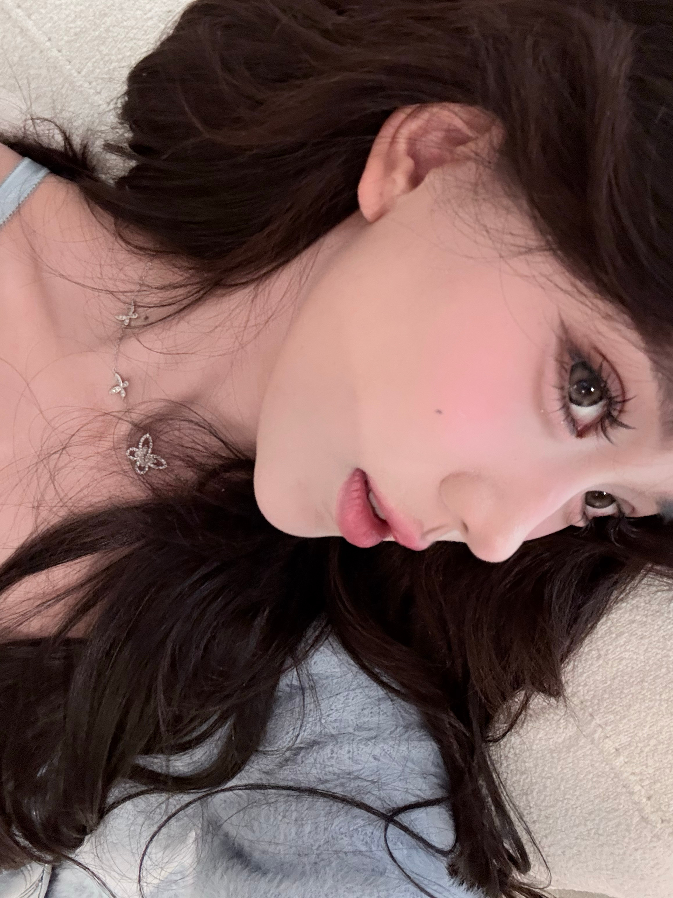 嘿嘿我接睫毛了 终于恢复了一点点 吸吸肚子还能拍出来个马甲线 