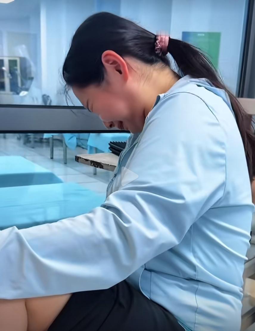 看着佳佳做康复治疗，疼得脸都拧到一起。
队医在一旁扶着她，稳稳托住。
很少能看到
