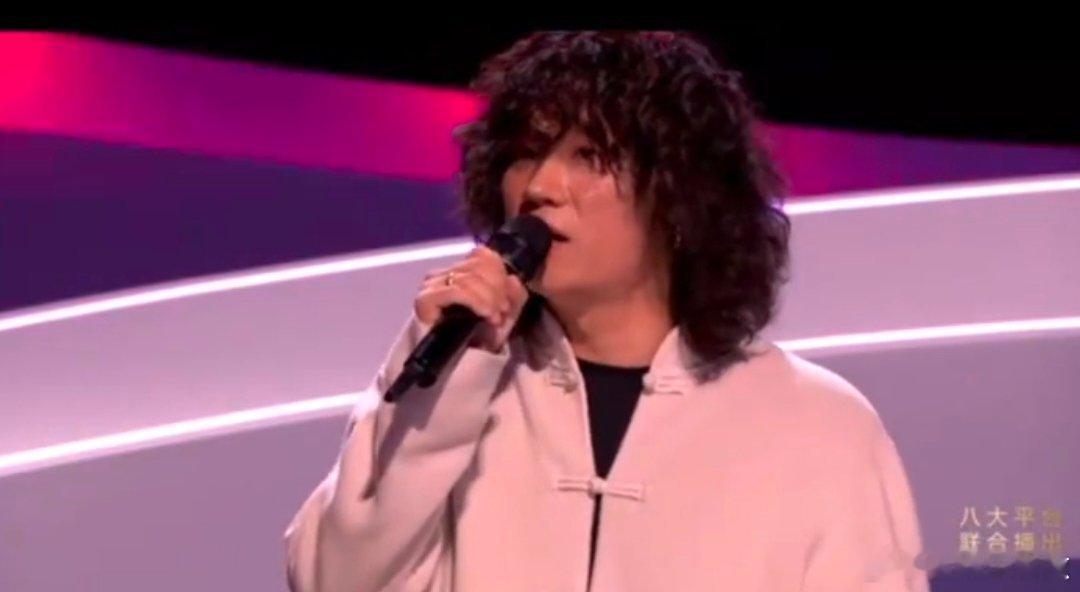 华晨宇 刚学唱歌的人就想飙高音 声鸣远扬 预判力拉满！乐评人吐槽美声缺HighC