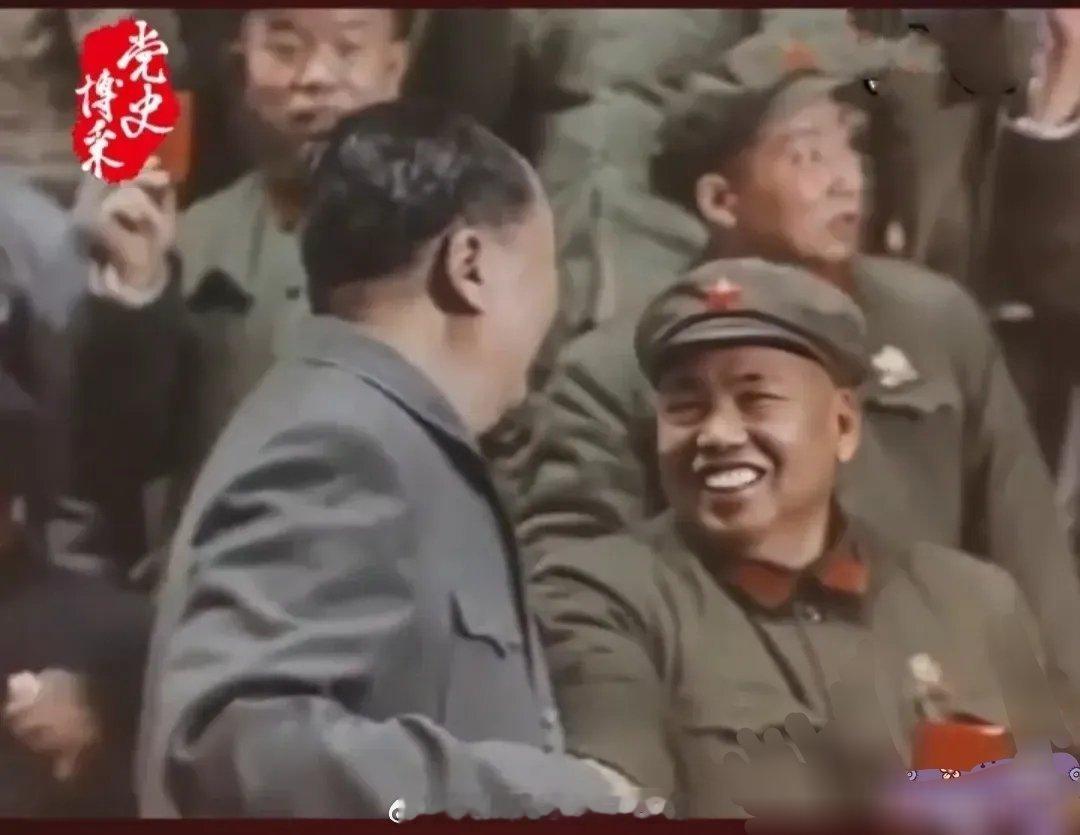 毛主席在接见军队高级将领时，握着心腹爱将许世友的手，亲手将其搀扶站到第二排台子上