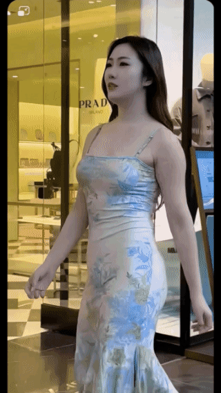 她嘴里在念叨什么？