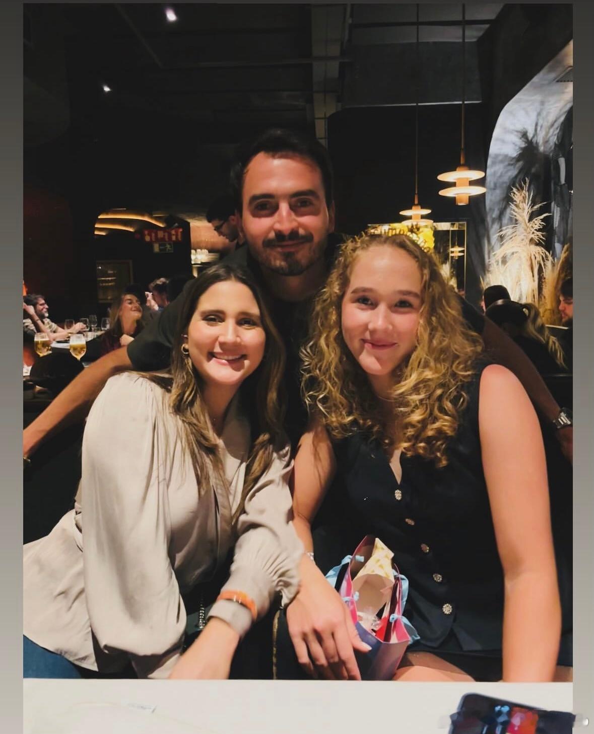 米拉·安德列娃，昨天4.29在马德里过了自己的19岁生日，和经纪人、教练团、亲朋