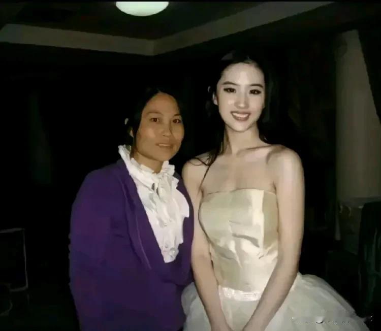 刘天仙的五官单看都不是满分，但是放在一起比例韵味无敌，这种美高级而松弛，就是单独