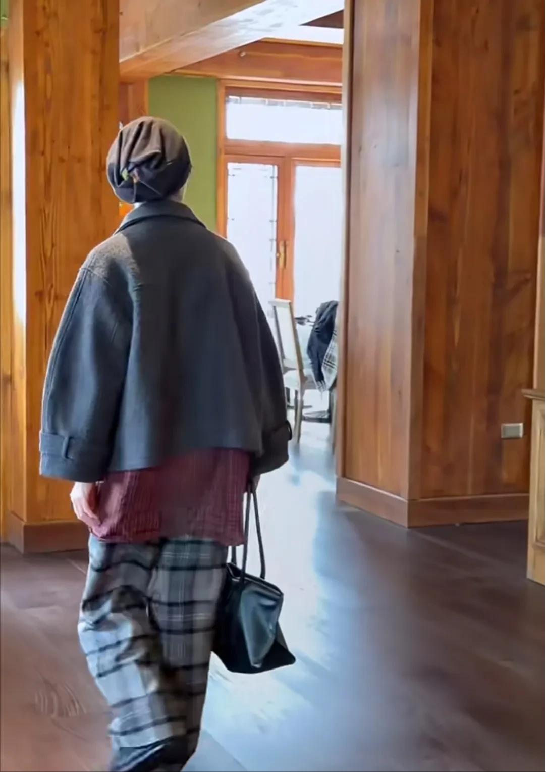 62岁的女神叶童近日现身丽江，低调探店品尝当地美食。
她头包素色头巾，身穿灰色宽