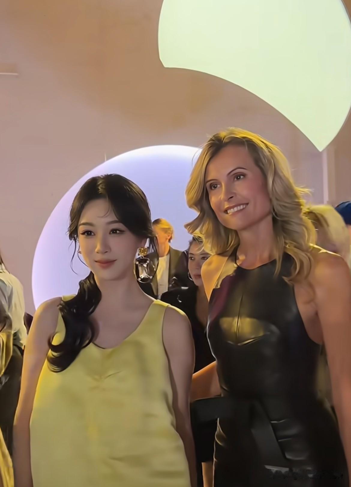 10月3日，杨紫后台与纪梵希CEO合影
首次作为品牌代言人出席纪梵希2027春夏