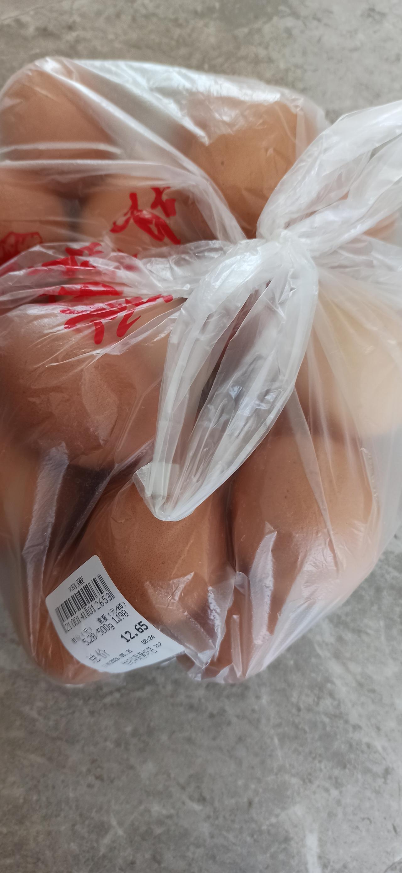 刚才去超市购物，意外地发现猪肉价竟然比鸡蛋价还便宜，肉价是5.18元每斤，而鸡蛋
