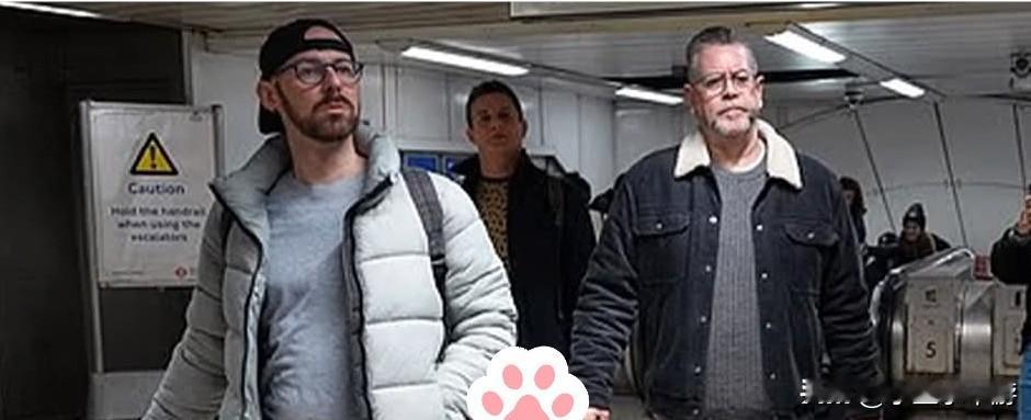 伦敦地铁传统“无裤日”回归， 数百人寒冬集体露腿。
 
综合外媒报道，英国伦敦一