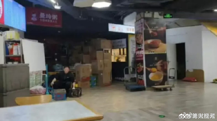 #京东回应堂食餐厅标识无堂食能力##多家曼玲粥店被曝糊弄式堂食#【#餐厅连桌子都