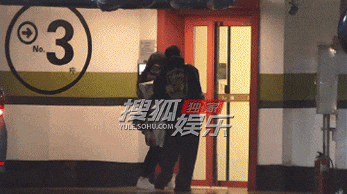#李宇春工作结束后回家# 李宇春被拍到工作结束后回家↓ ​​​