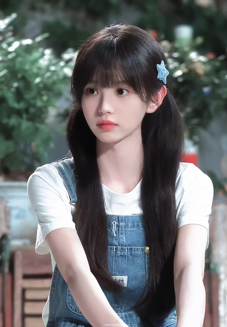 田曦薇 有刘海儿漂亮没刘海儿也漂亮这个女孩就是怎么样都漂亮呀... 