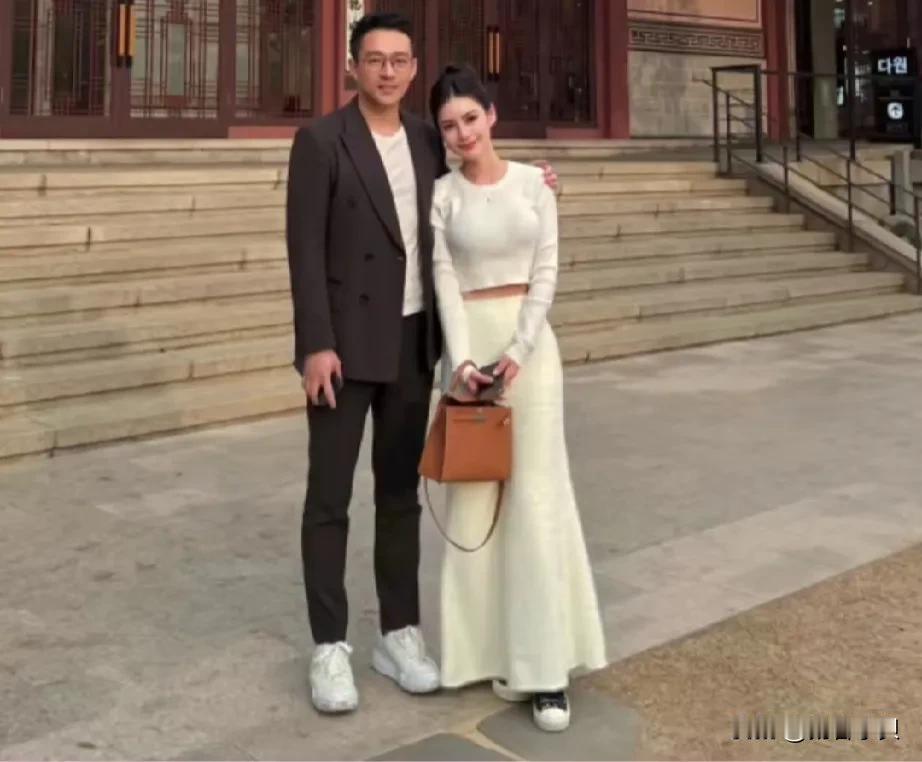 汪总对未婚妻真宠爱，爱马仕包包安排上了。
网友在韩国偶遇汪总和未婚妻为麻六记生意