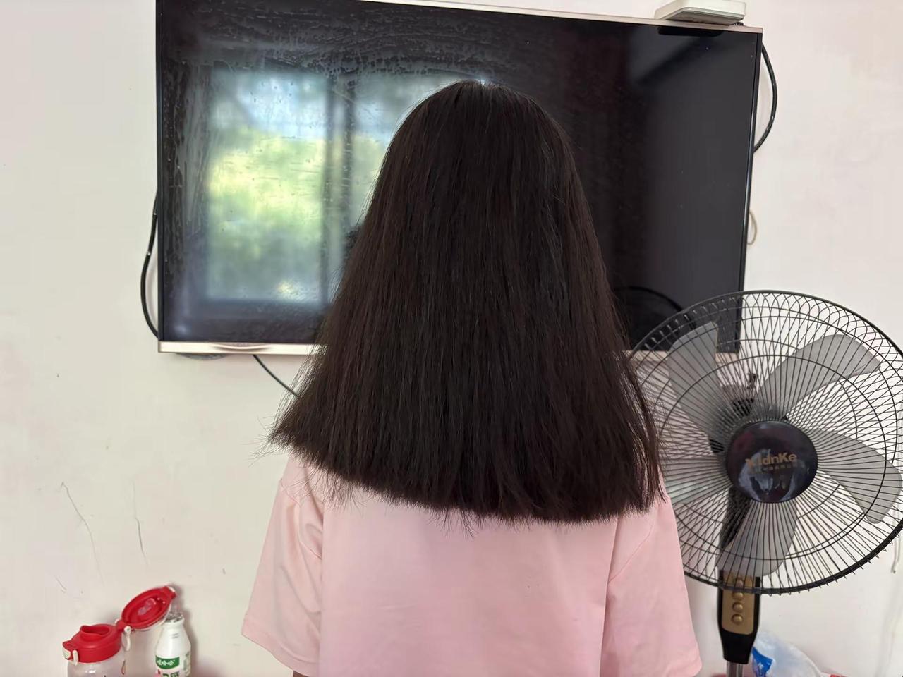 好不容易留那么长的头发，说是叫我给她剪一点点，结果给她剪的太短了，还大哭了一场。