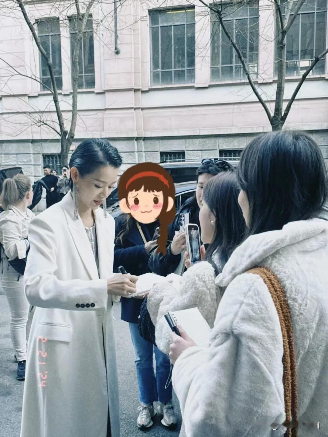 出席米兰时尚周的胡杏儿，身穿一袭白色西装，妆容精致，发型随意，身材曼妙，气质优雅
