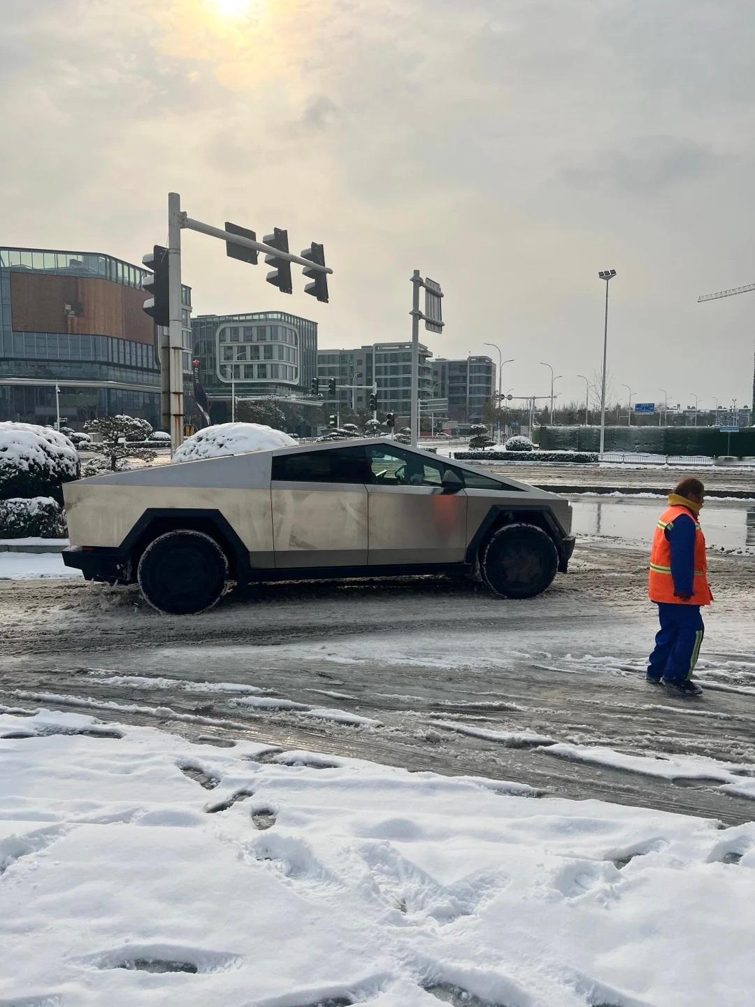 有网友在郑州也看见cybertruck了特斯拉新能源汽车