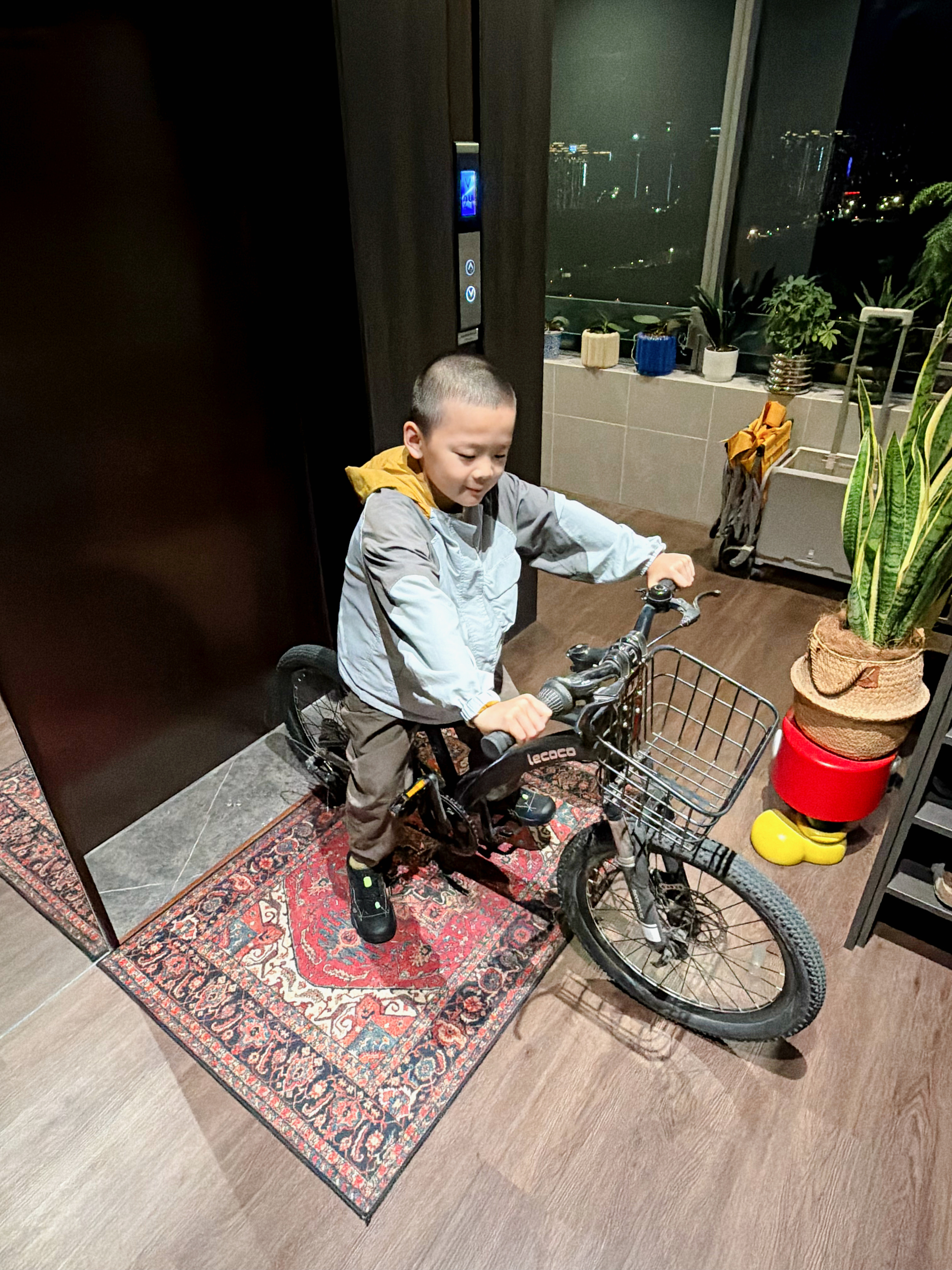 他说约了老张、老秦，现在要下去玩了。他爸都没资格被称为“老钦”，他同学叫他“老钦