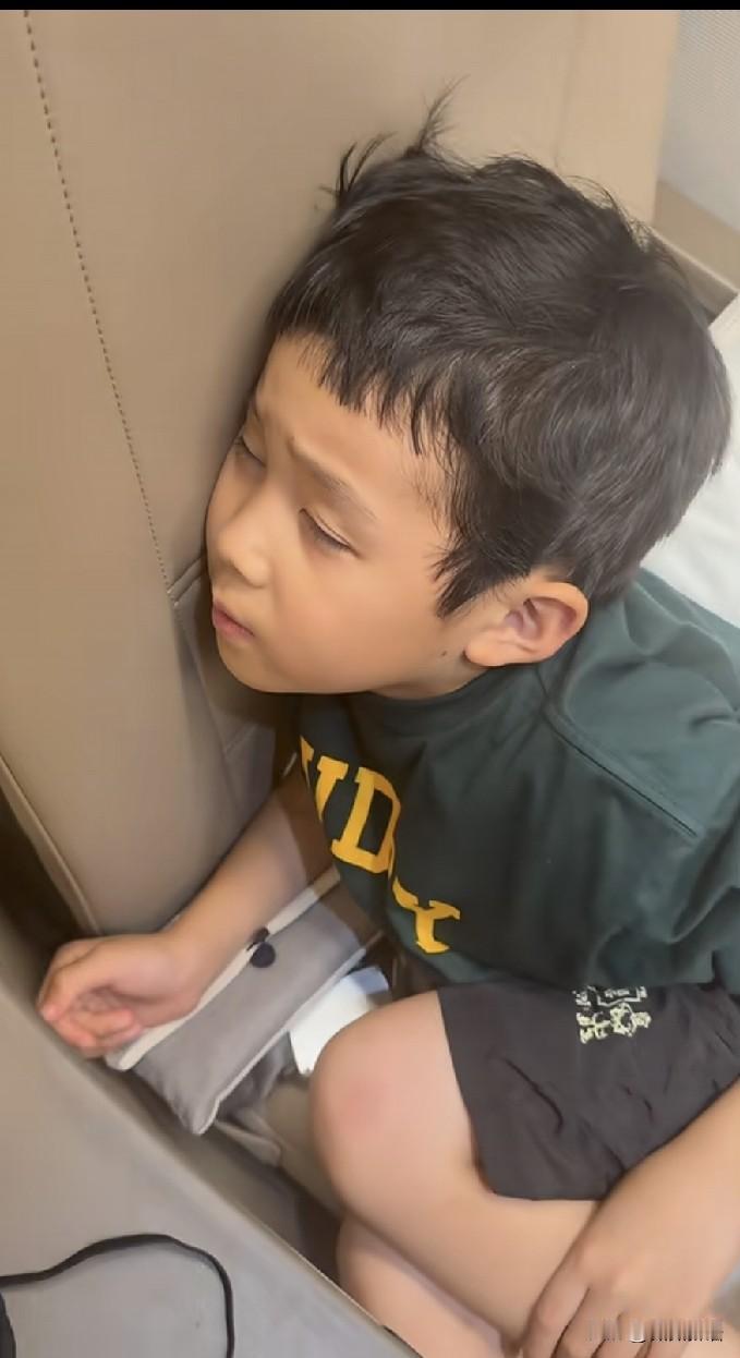 许昕和姚彦带着俩孩子出去玩了。
打完全锦赛，许昕就说提前答应好孩子们要出去玩儿，