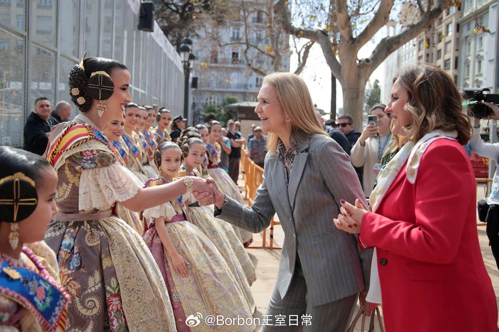 西班牙王室 3月11日，伊莲娜公主继续她在Valencia的行程，现身观看了法雅