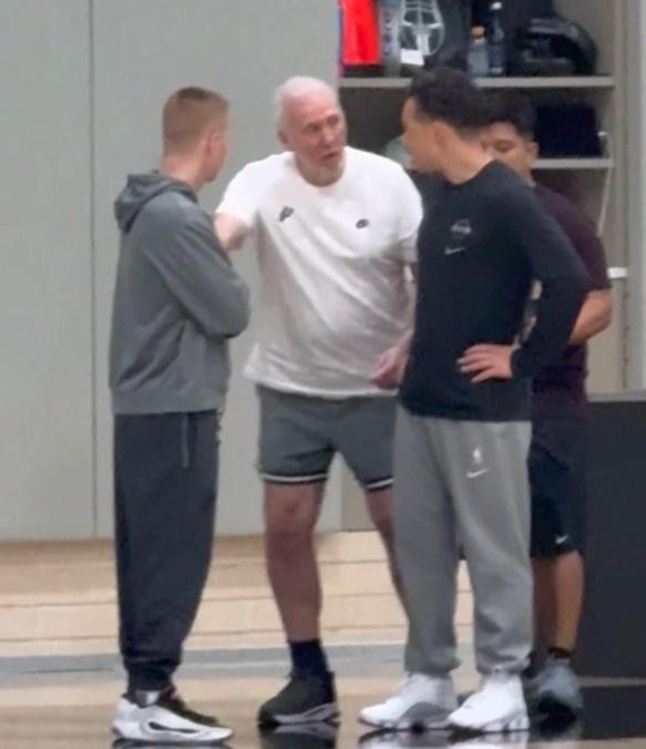 季后赛首轮即将开启，西部第二马刺整装待发秣兵历马！NBA千胜教练老帅波波维奇显身