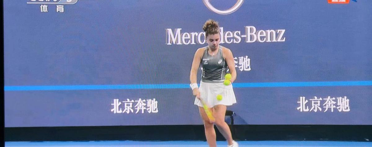 球童腰上亮绿灯，球员裤兜空了。
不是不想塞，是没机会塞了。
中网那场，郑钦文一记