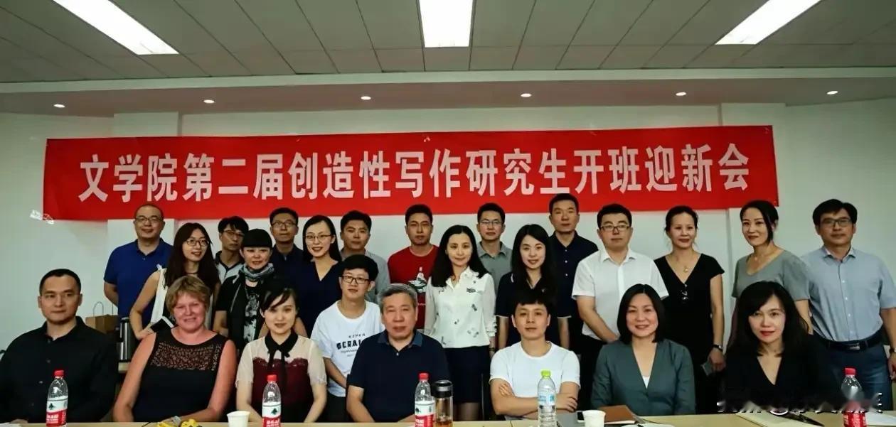 中国人民大学第二届创造性写作研究生生班，共8人，分别是，
盛可以、苏瓷瓷、沈念、