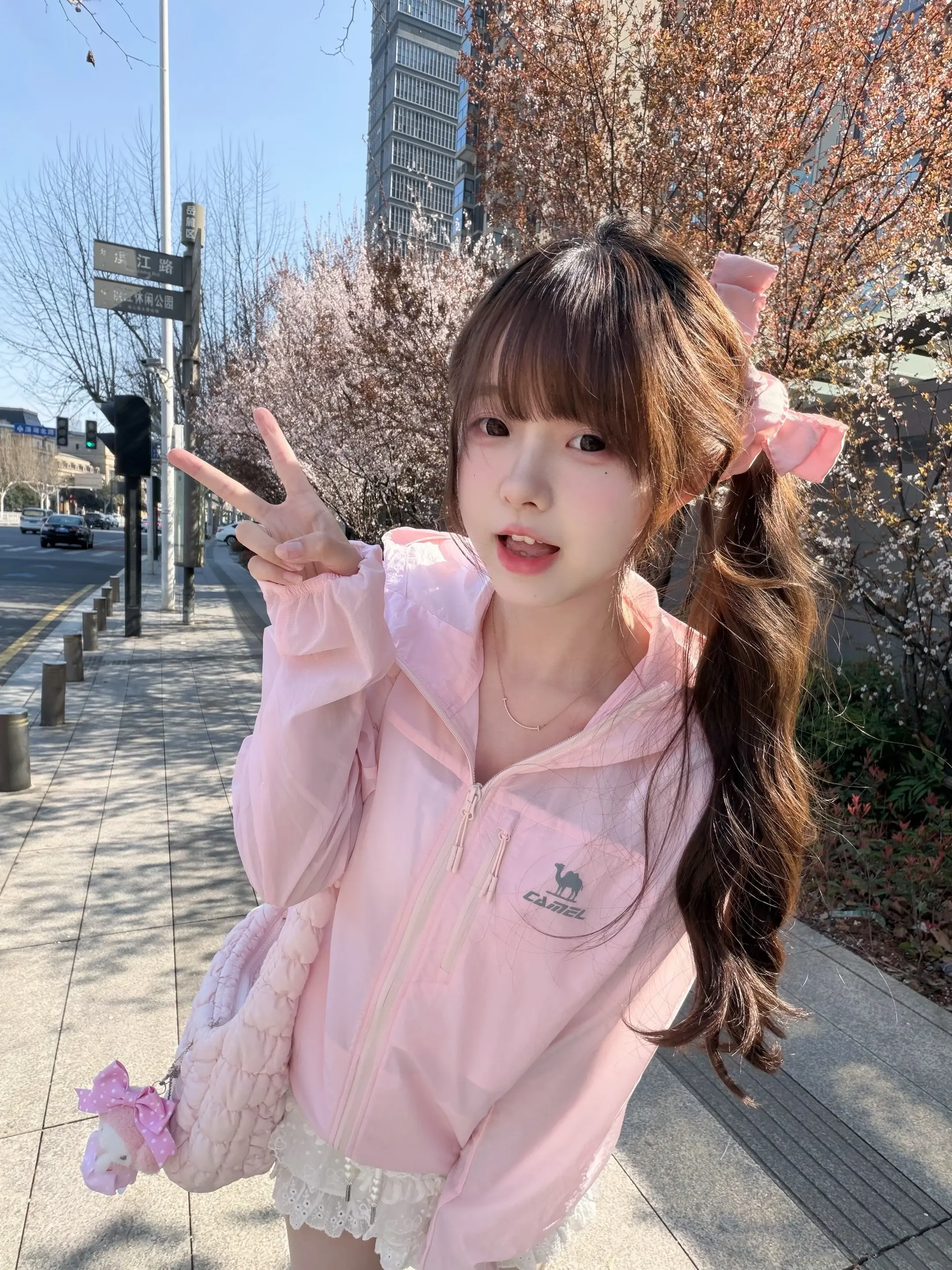 我在日记的开头落笔写下天气阴 但手机突然弹出你发的信息 于是我下笔 天气晴