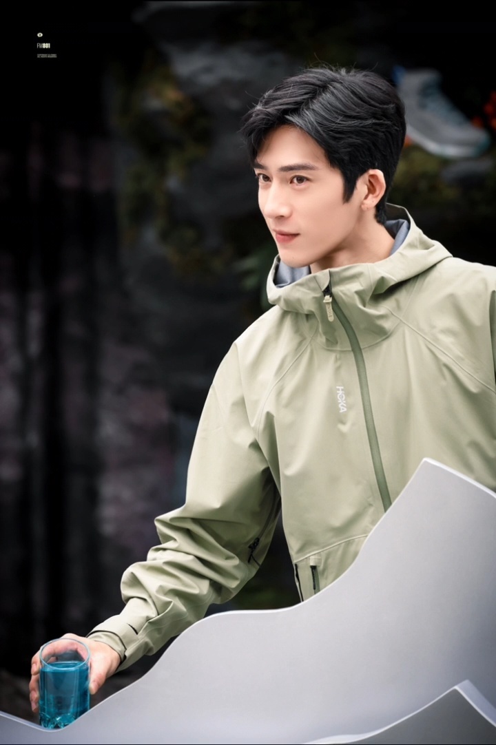 井柏然生图状态 今日现身线下品牌活动，大地色系冲锋衣装扮自然率性，举手投足松弛感