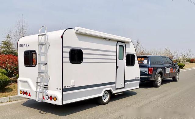 我与汽车的日常 昨天回沪途中遇到一辆大众途昂拖着一个房车车厢，类似于图1，在拥堵