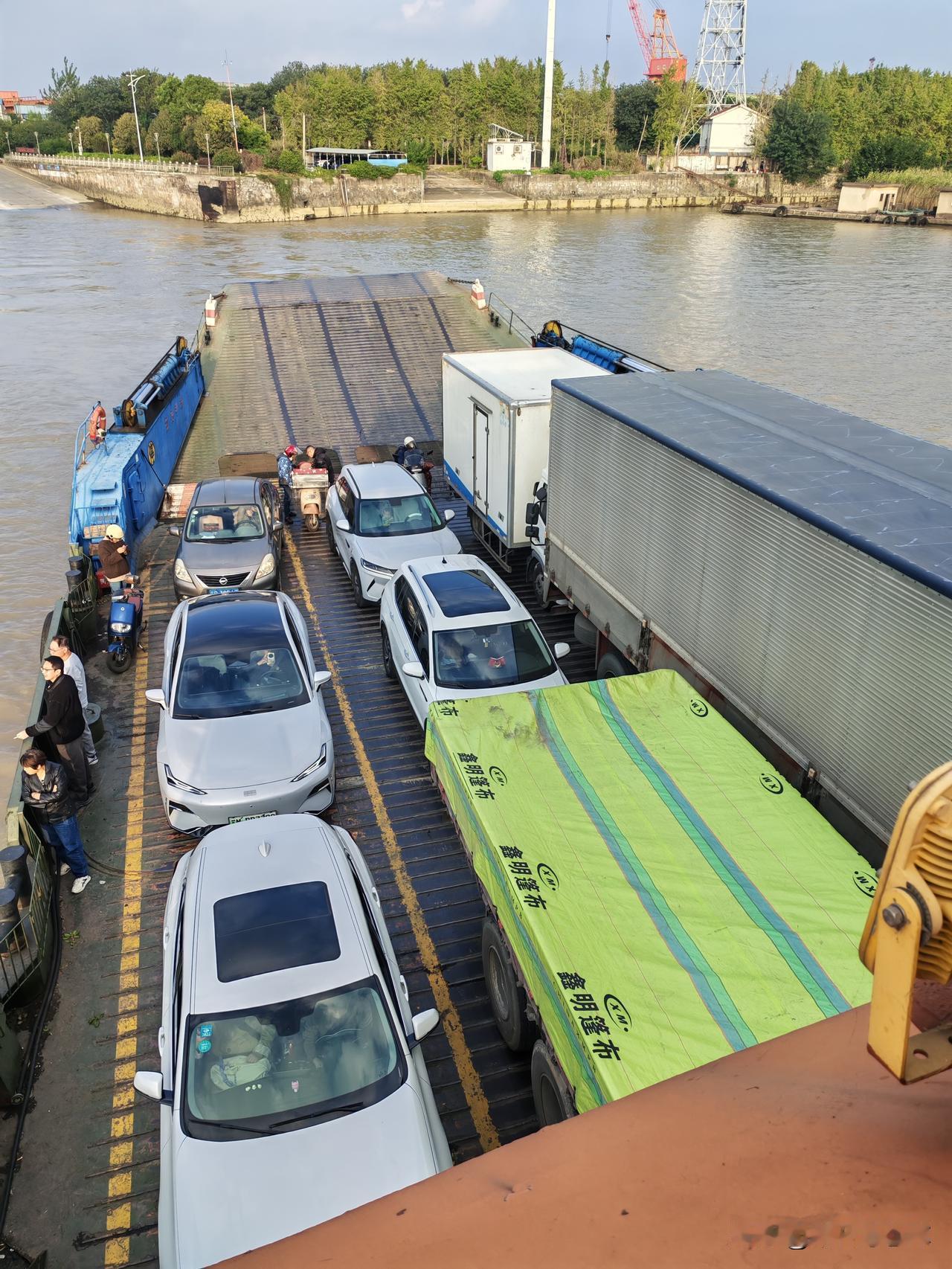 昨天去如皋谈生意
下了高速九点多了
老公从外地打来电话
今天是他爸的生日
不要忘